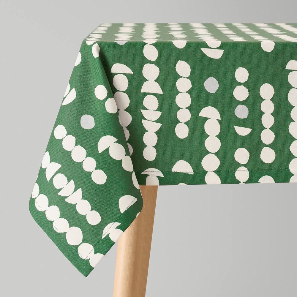 深いグリーンにドット柄が映える冬のテーブルクロス｜Light dots グリーン
