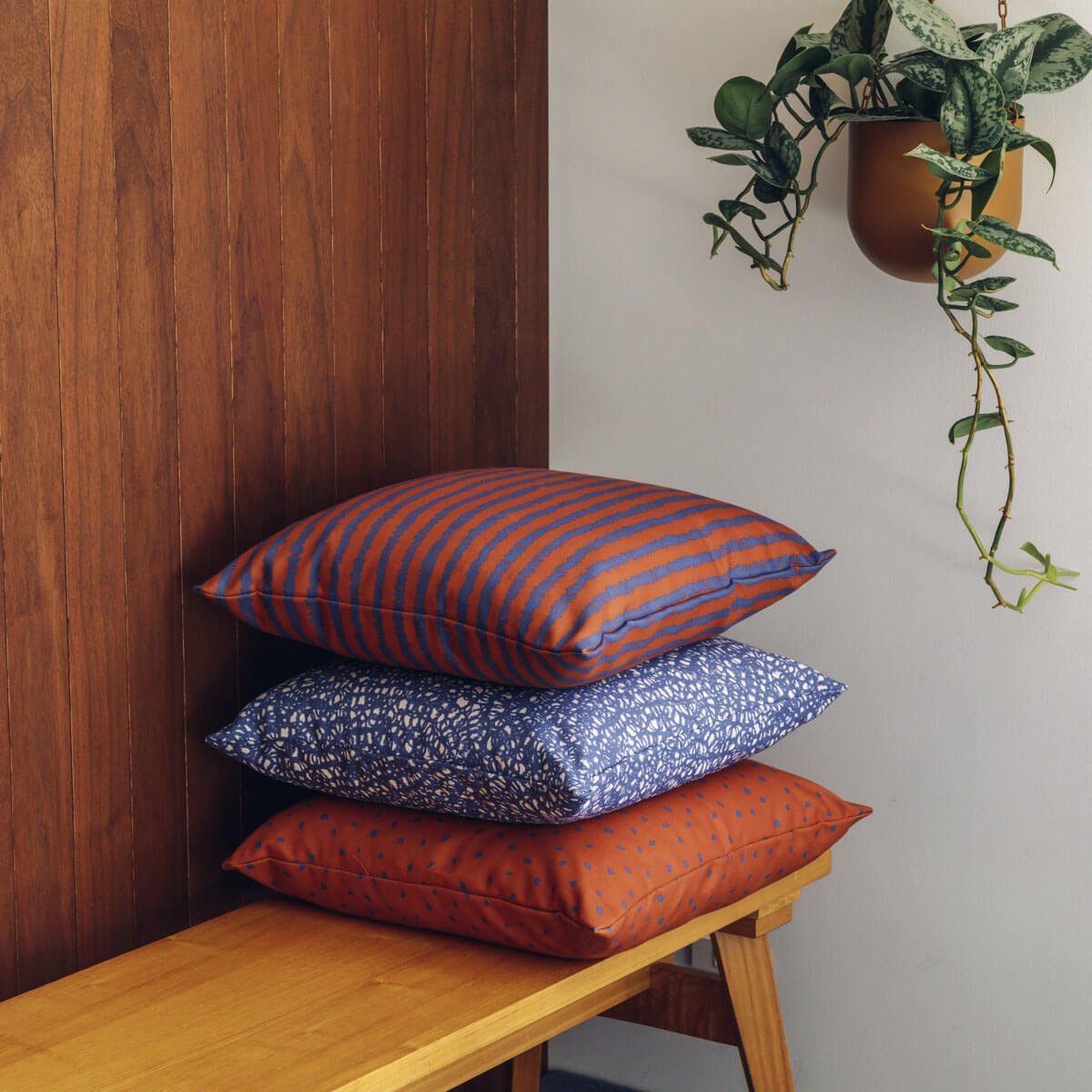 YUKO KATSUKI (香月 裕子)デザイン しましま クッション ブルー